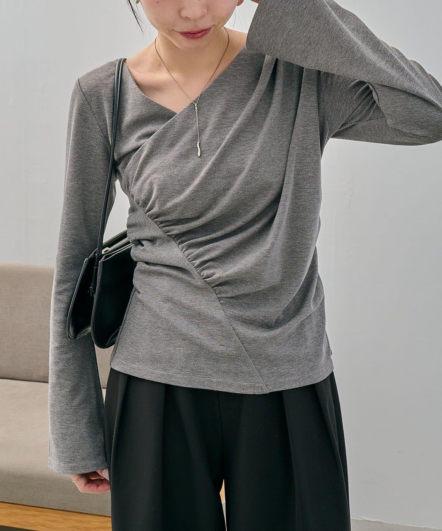 褶襉不對稱領設計T恤