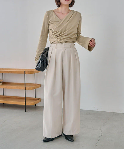 褶襉不對稱領設計T恤