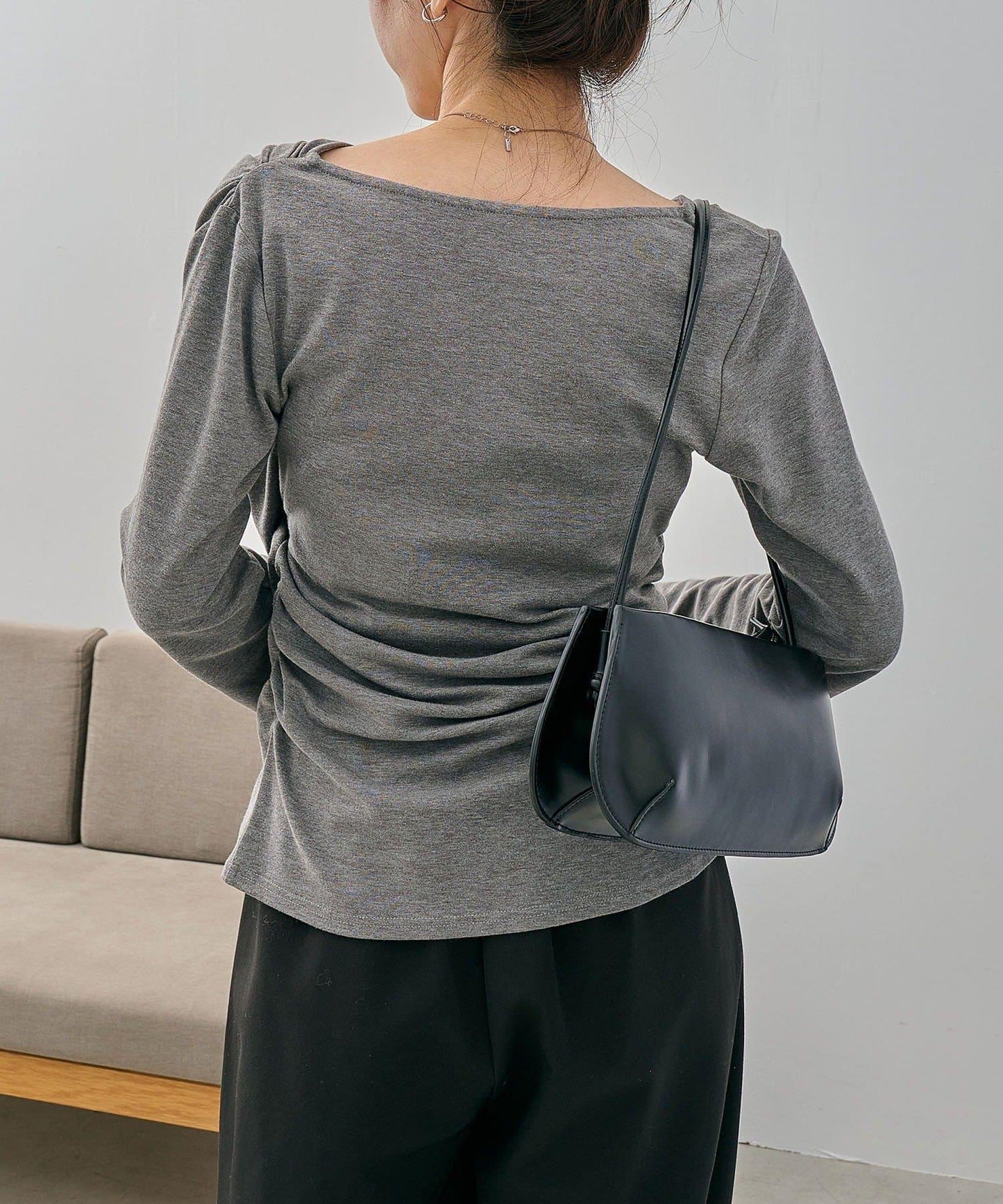 褶襉不對稱領設計T恤