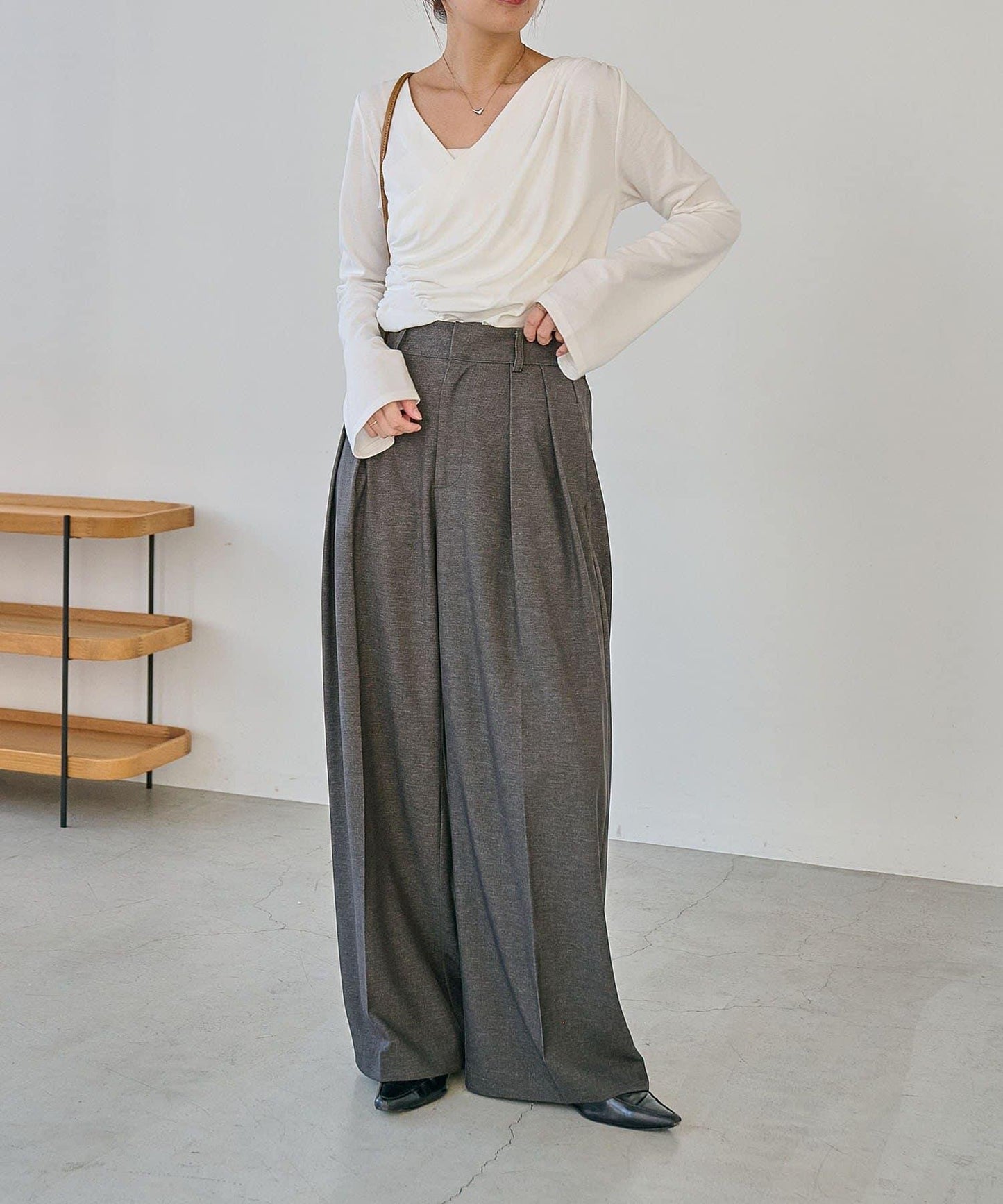 褶襉不對稱領設計T恤