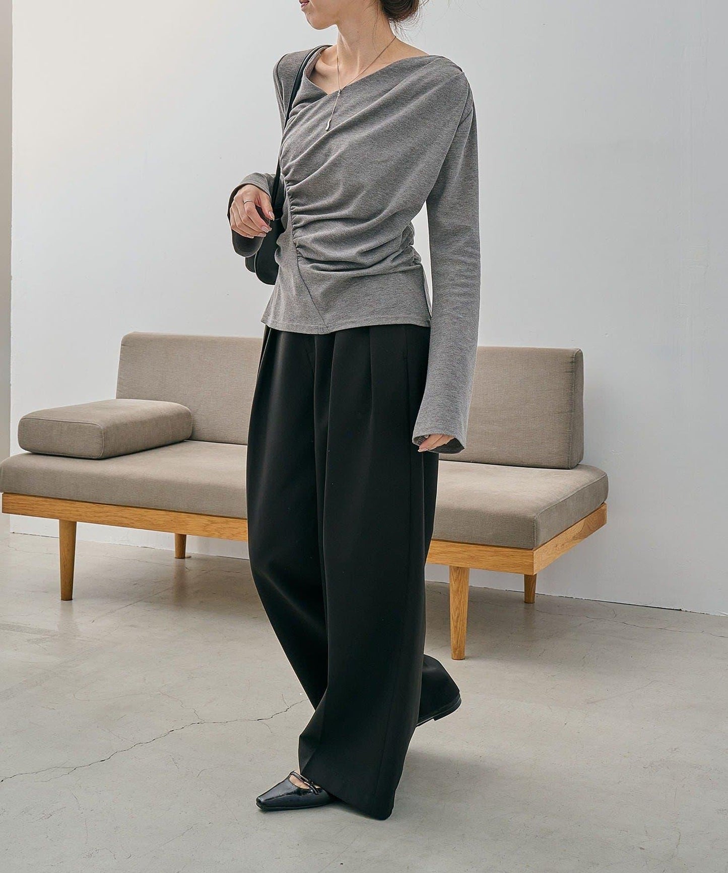 褶襉不對稱領設計T恤