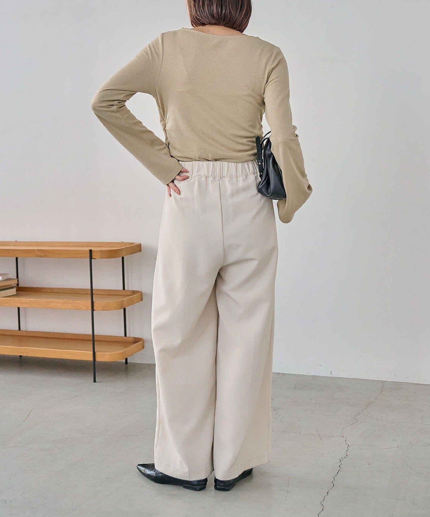 褶襉不對稱領設計T恤