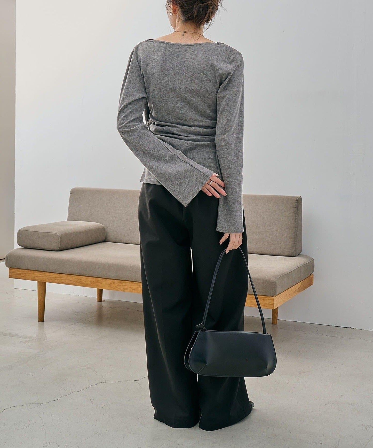 褶襉不對稱領設計T恤