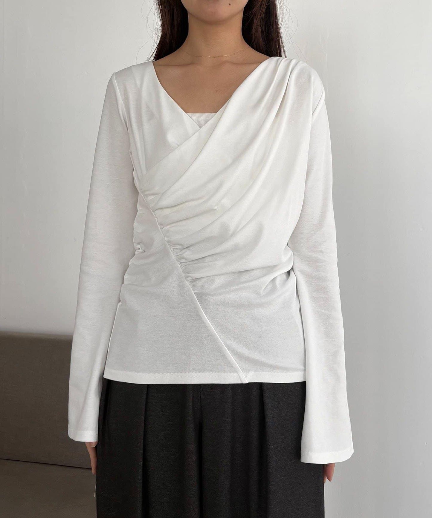 褶襉不對稱領設計T恤