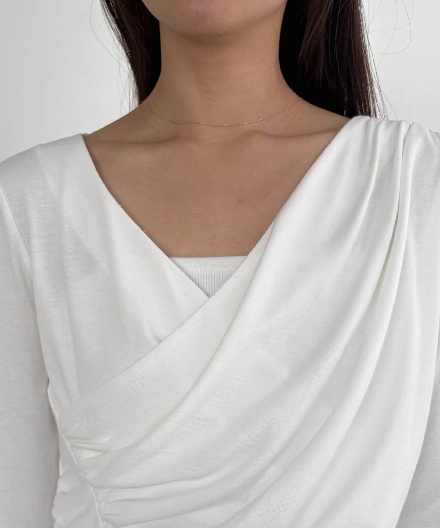 褶襉不對稱領設計T恤