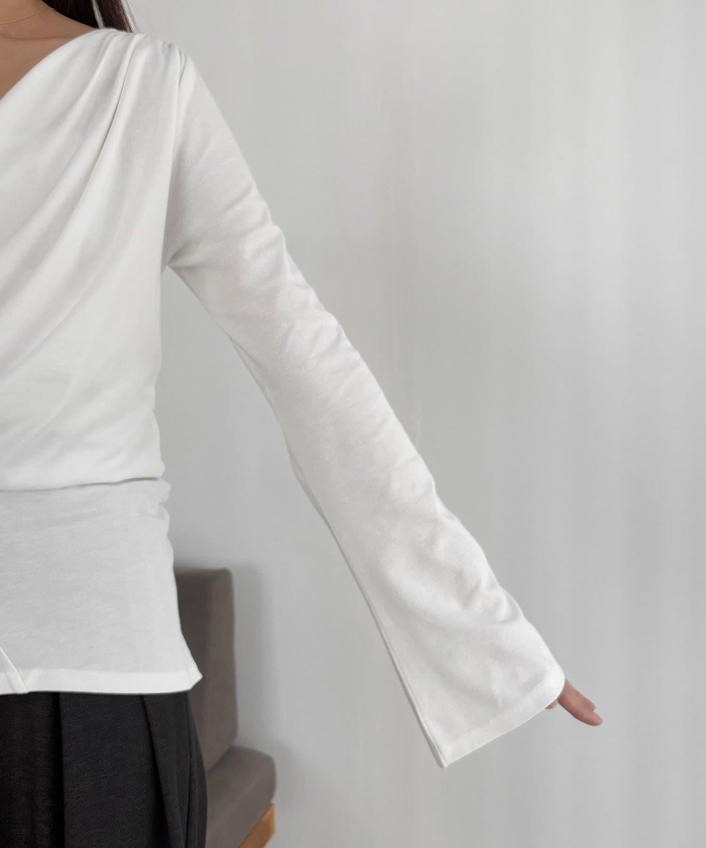 褶襉不對稱領設計T恤