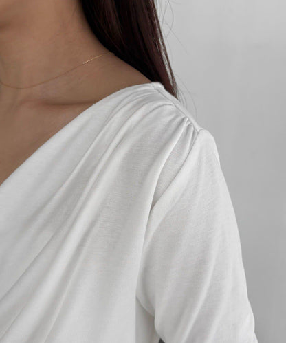 褶襉不對稱領設計T恤