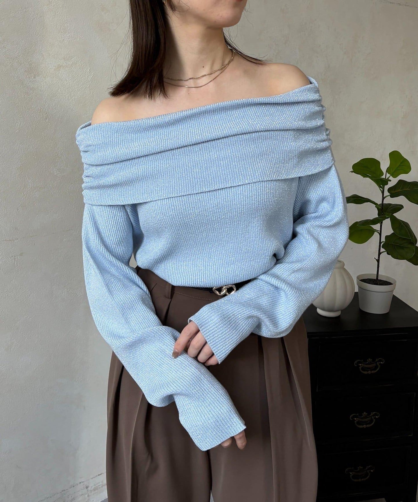 亮絲一字肩針織上衣