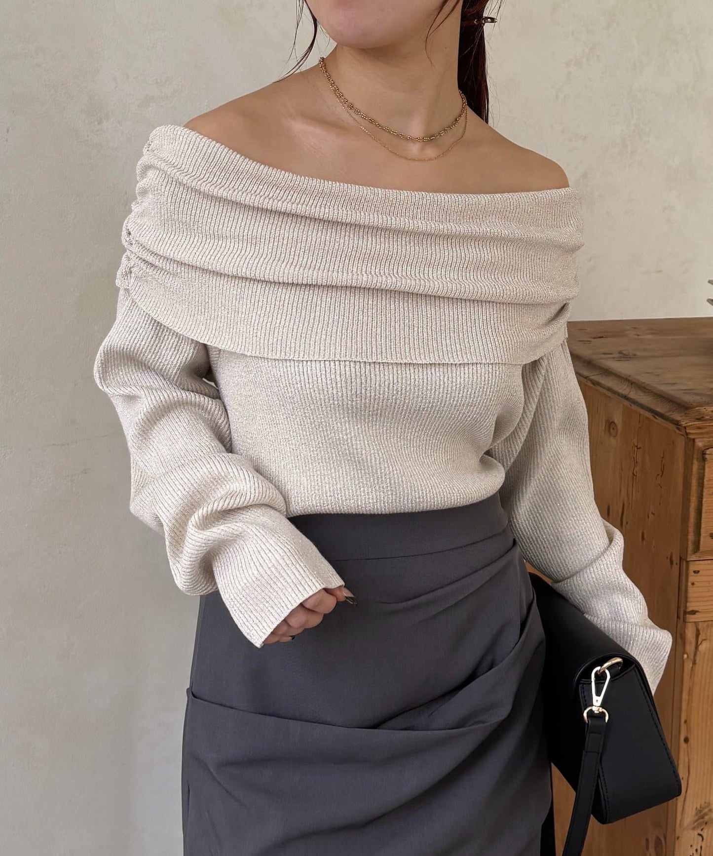 亮絲一字肩針織上衣