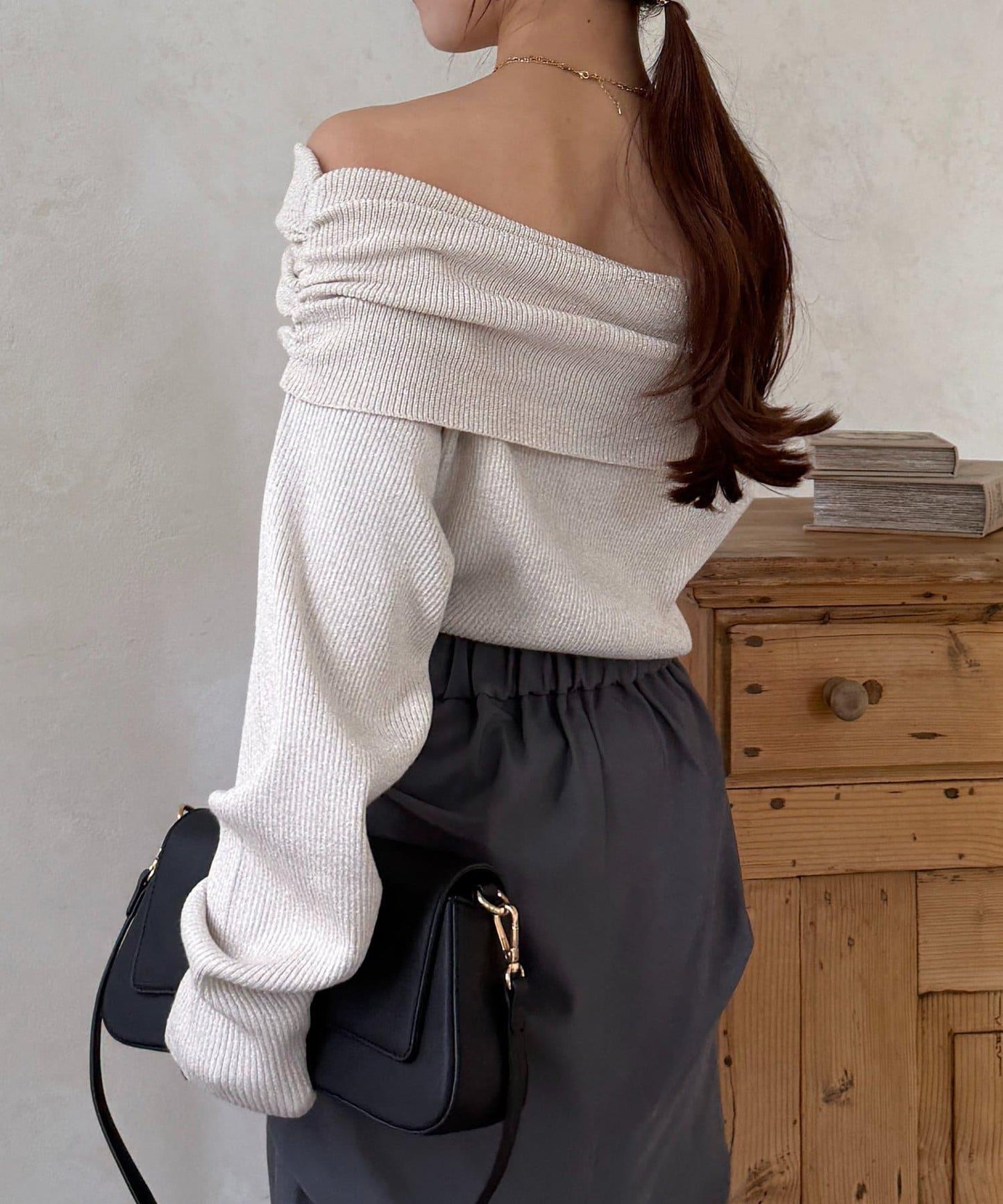 亮絲一字肩針織上衣