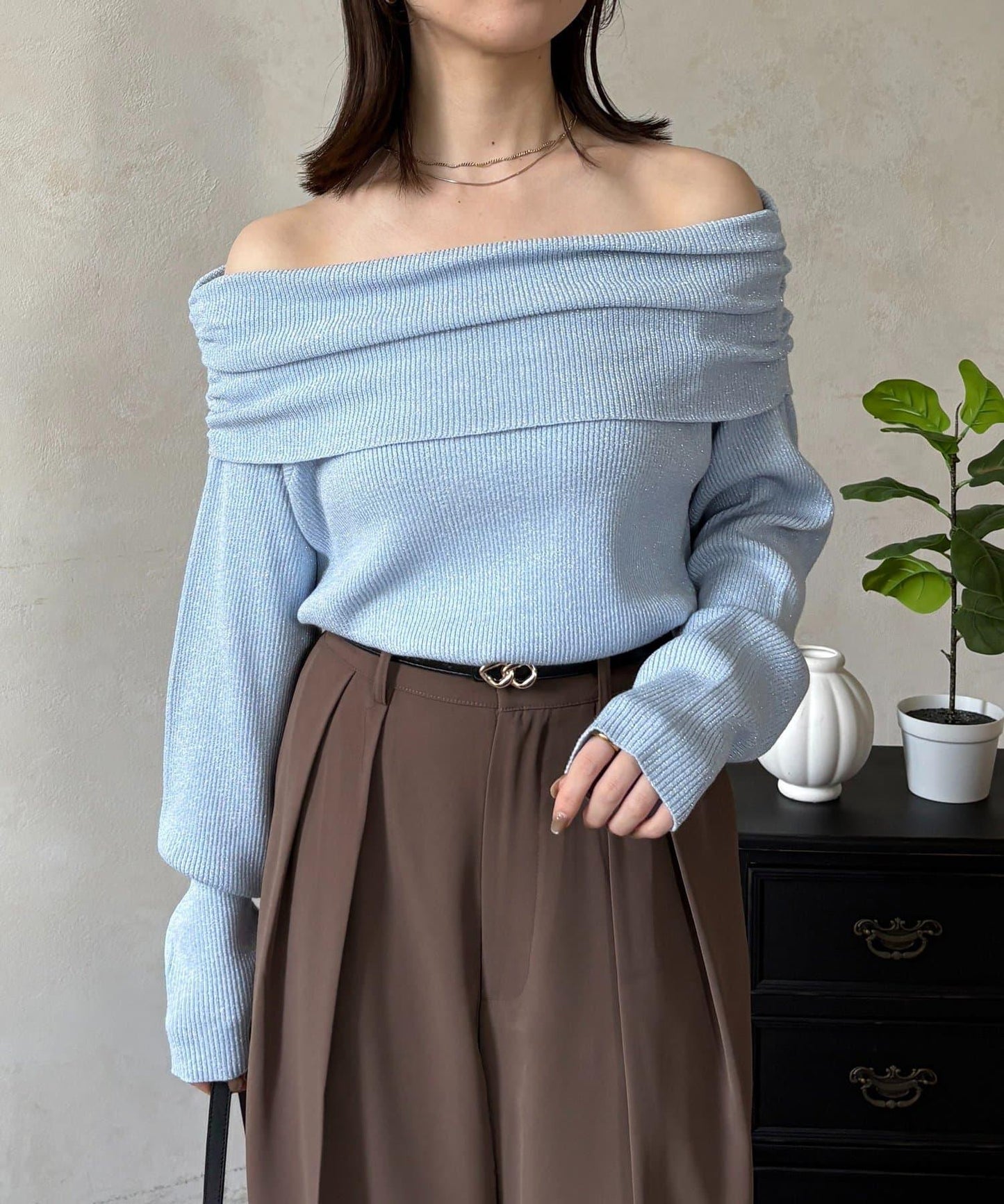 亮絲一字肩針織上衣