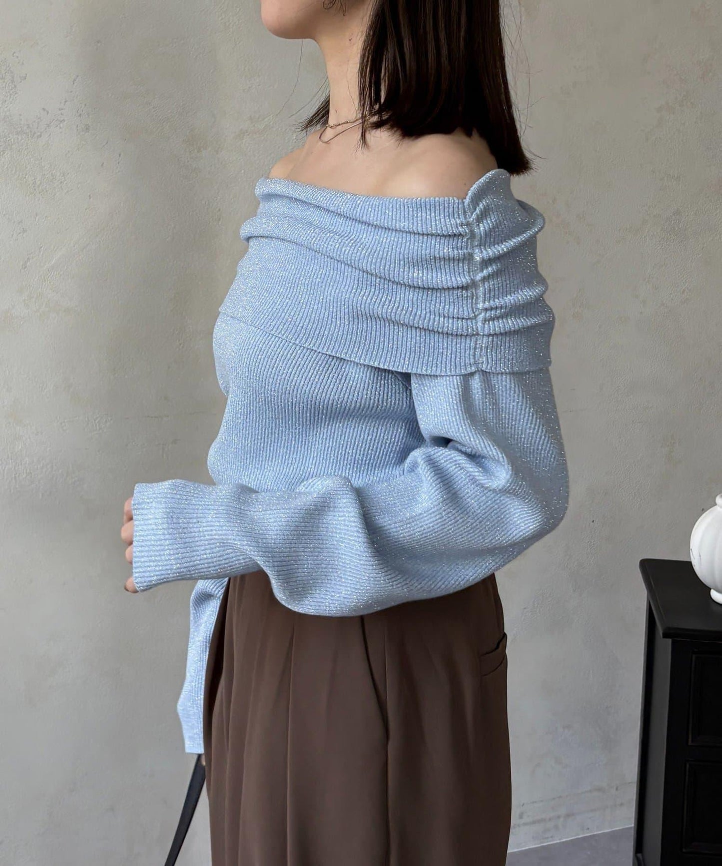 亮絲一字肩針織上衣