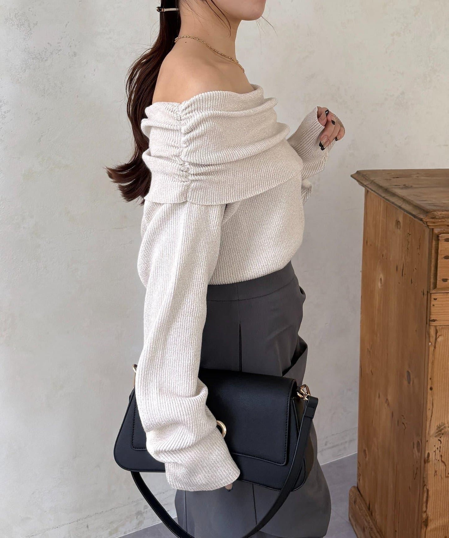 亮絲一字肩針織上衣