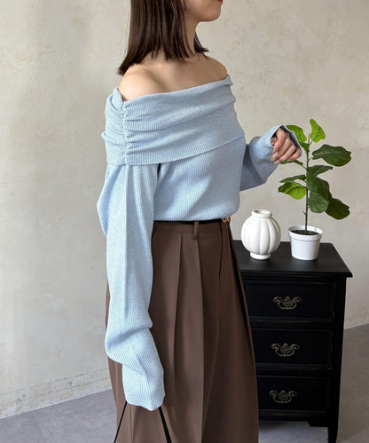 亮絲一字肩針織上衣