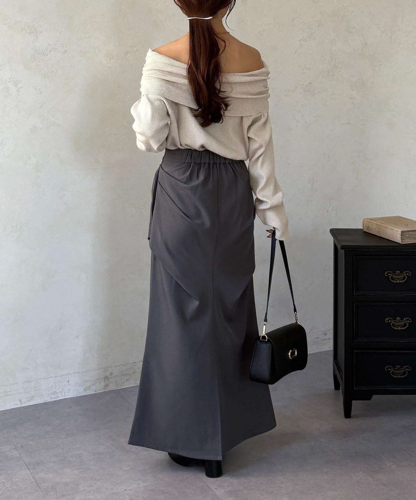 亮絲一字肩針織上衣