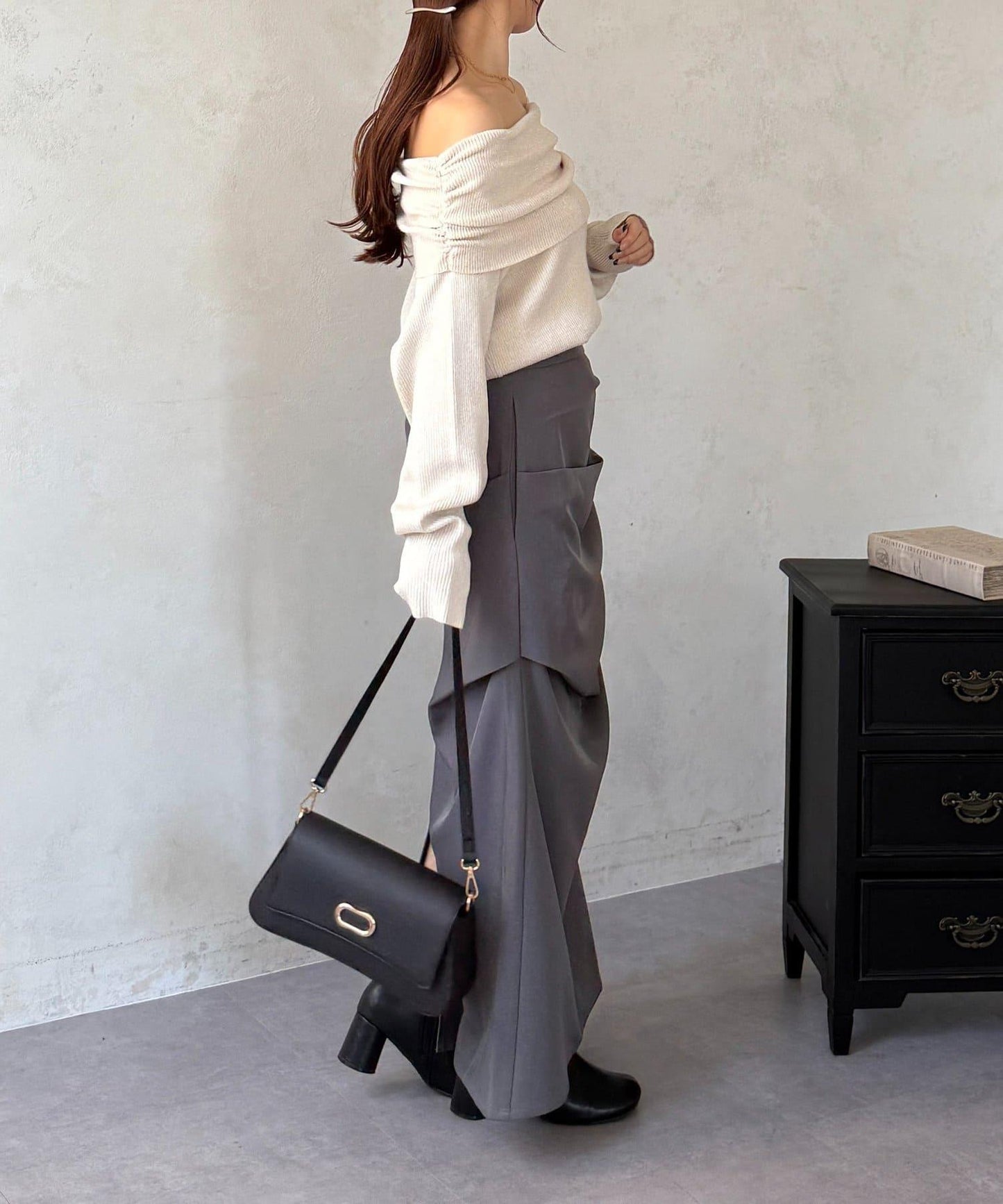 亮絲一字肩針織上衣