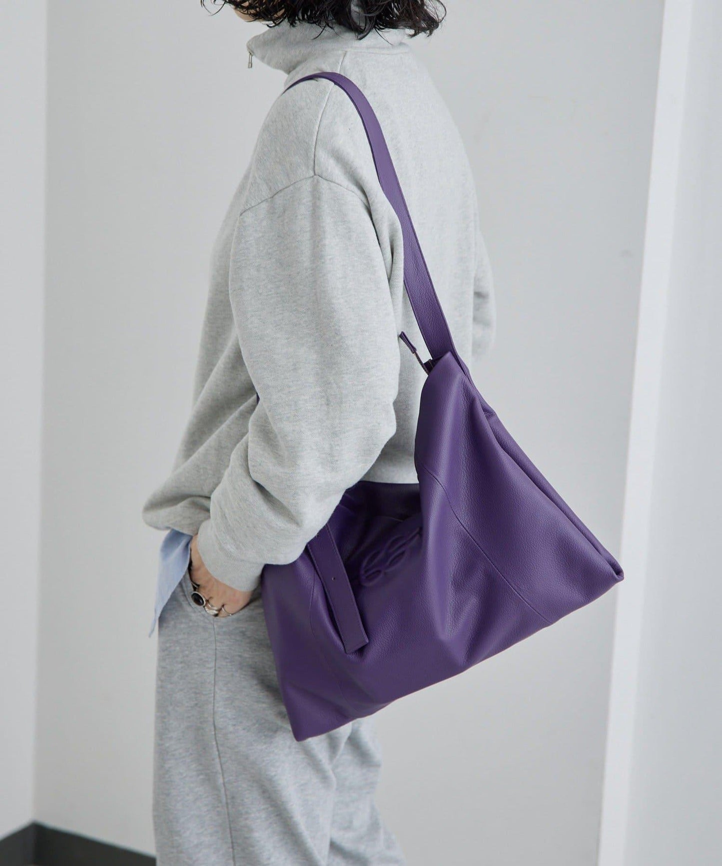 《本革》 壓紋設計 單肩包 L款