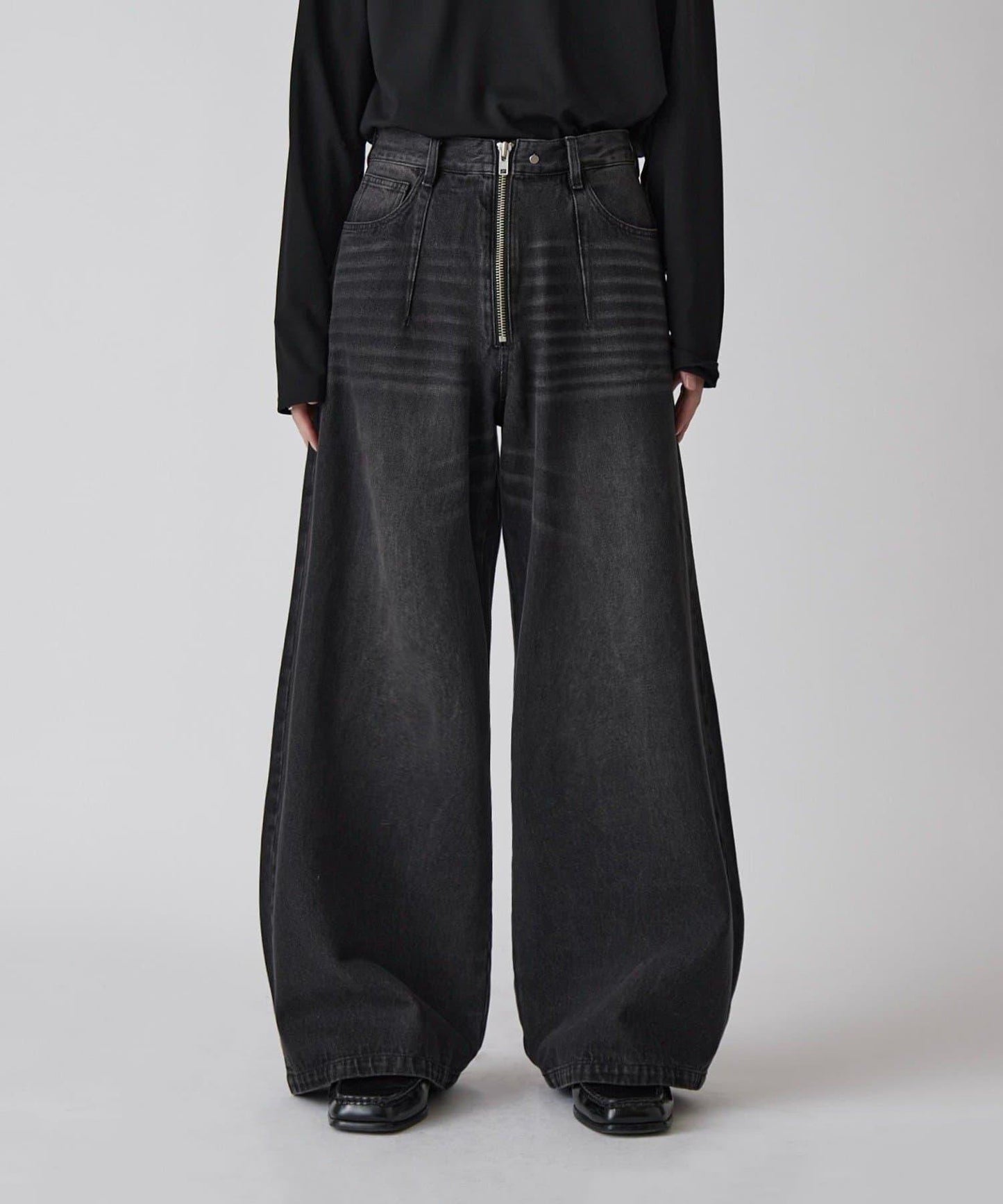 Neucon 寬鬆彎刀版型 水洗做舊牛仔 褲子（可成套搭配）