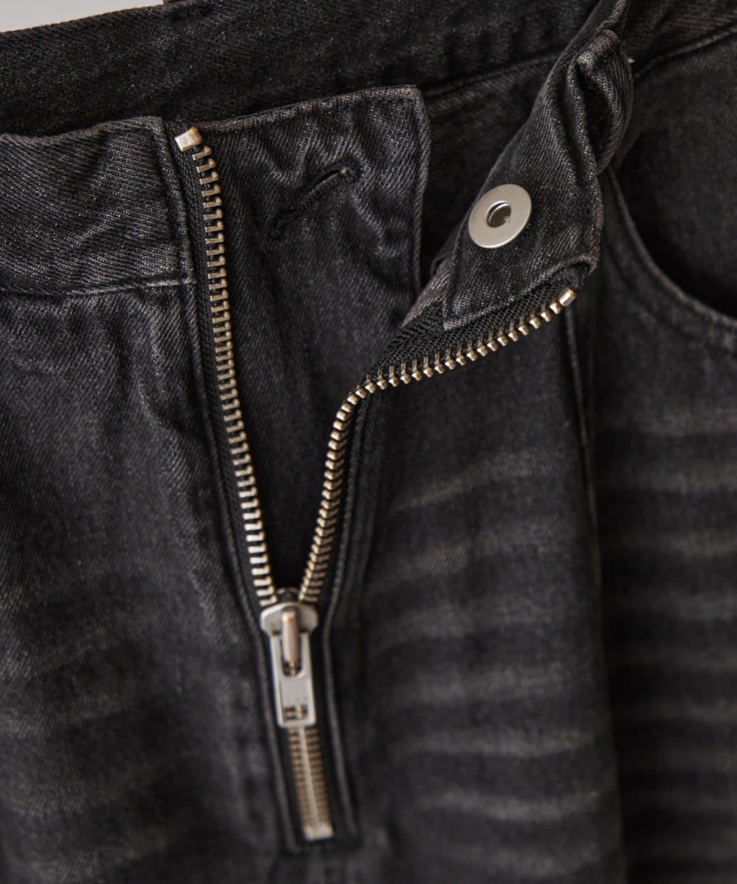 Neucon 寬鬆彎刀版型 水洗做舊牛仔 褲子（可成套搭配）