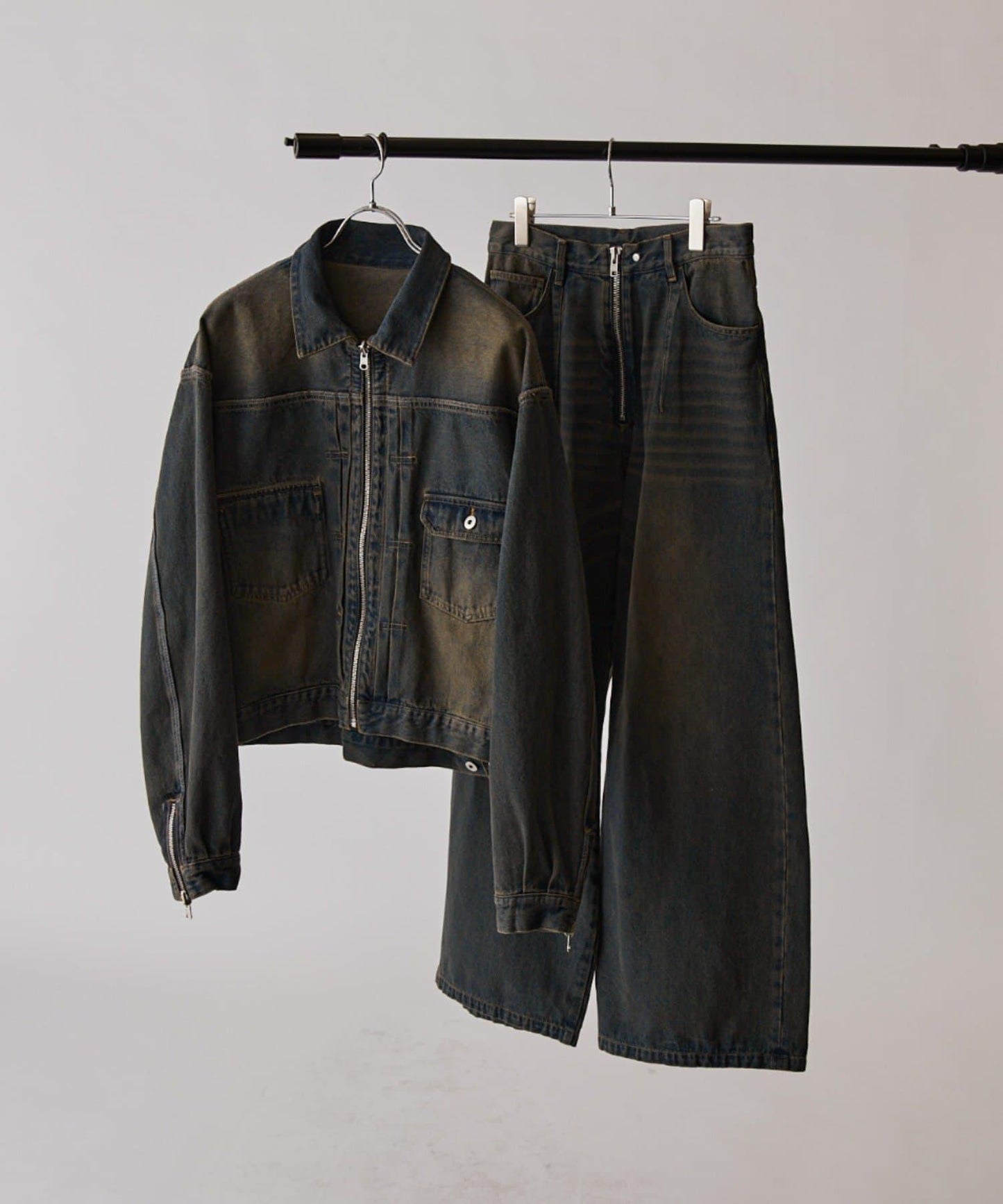 Neucon 寬鬆彎刀版型 水洗做舊牛仔 褲子（可成套搭配）