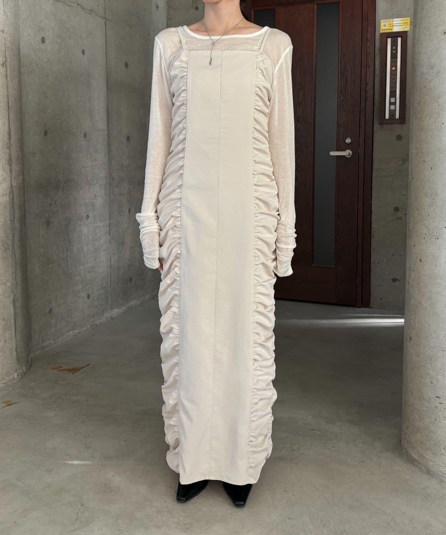 抽褶設計吊帶連衣裙