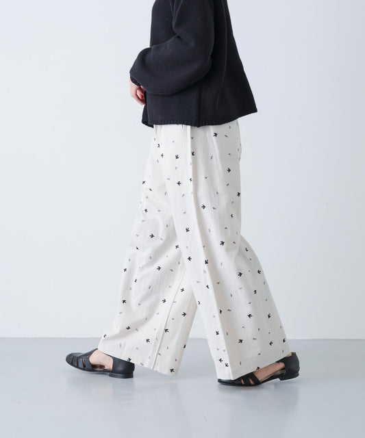 燕子刺繡休閒褲