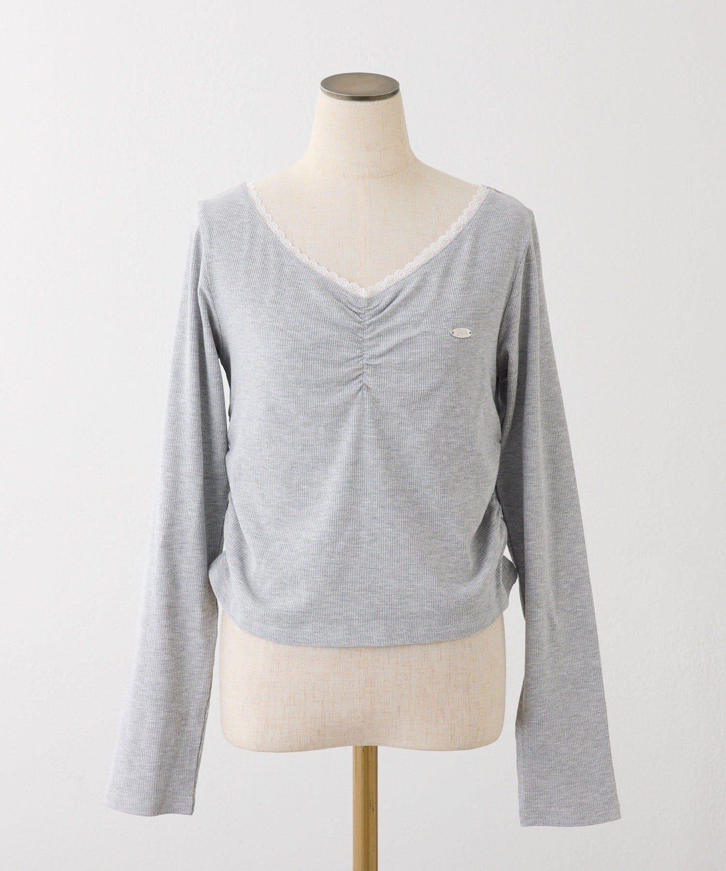 金屬裝飾前抽褶上衣