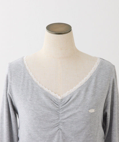 金屬裝飾前抽褶上衣