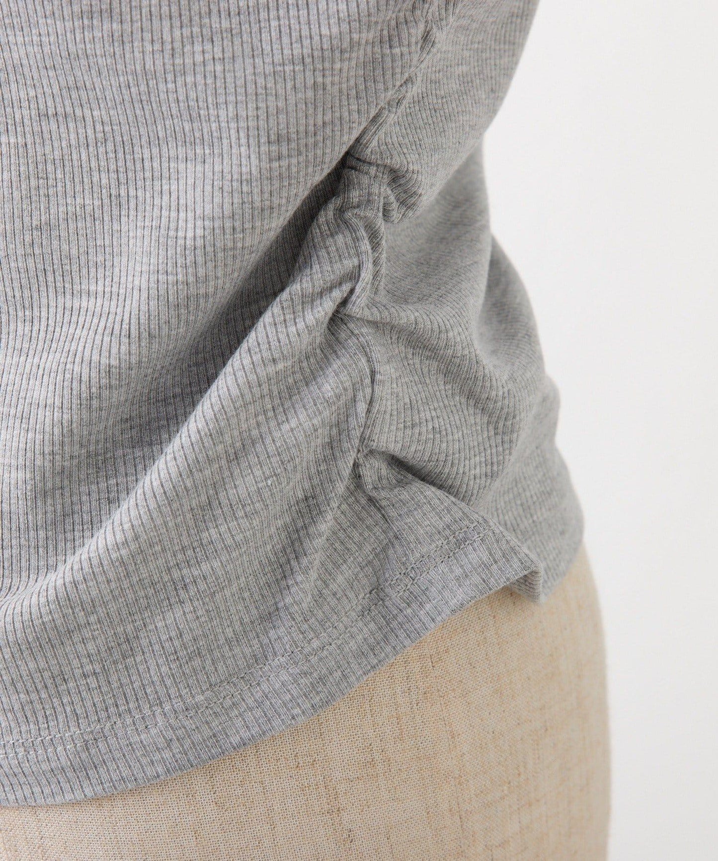 金屬裝飾前抽褶上衣