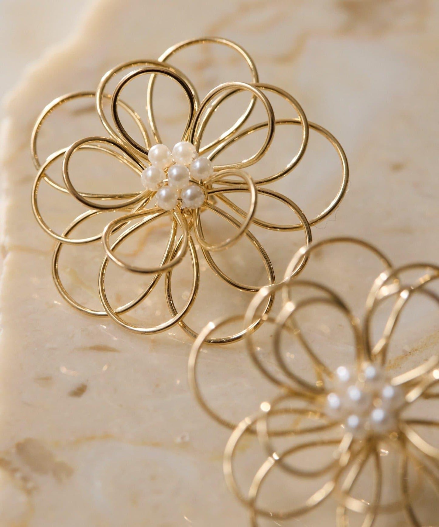 花朵珍珠金屬線設計耳環