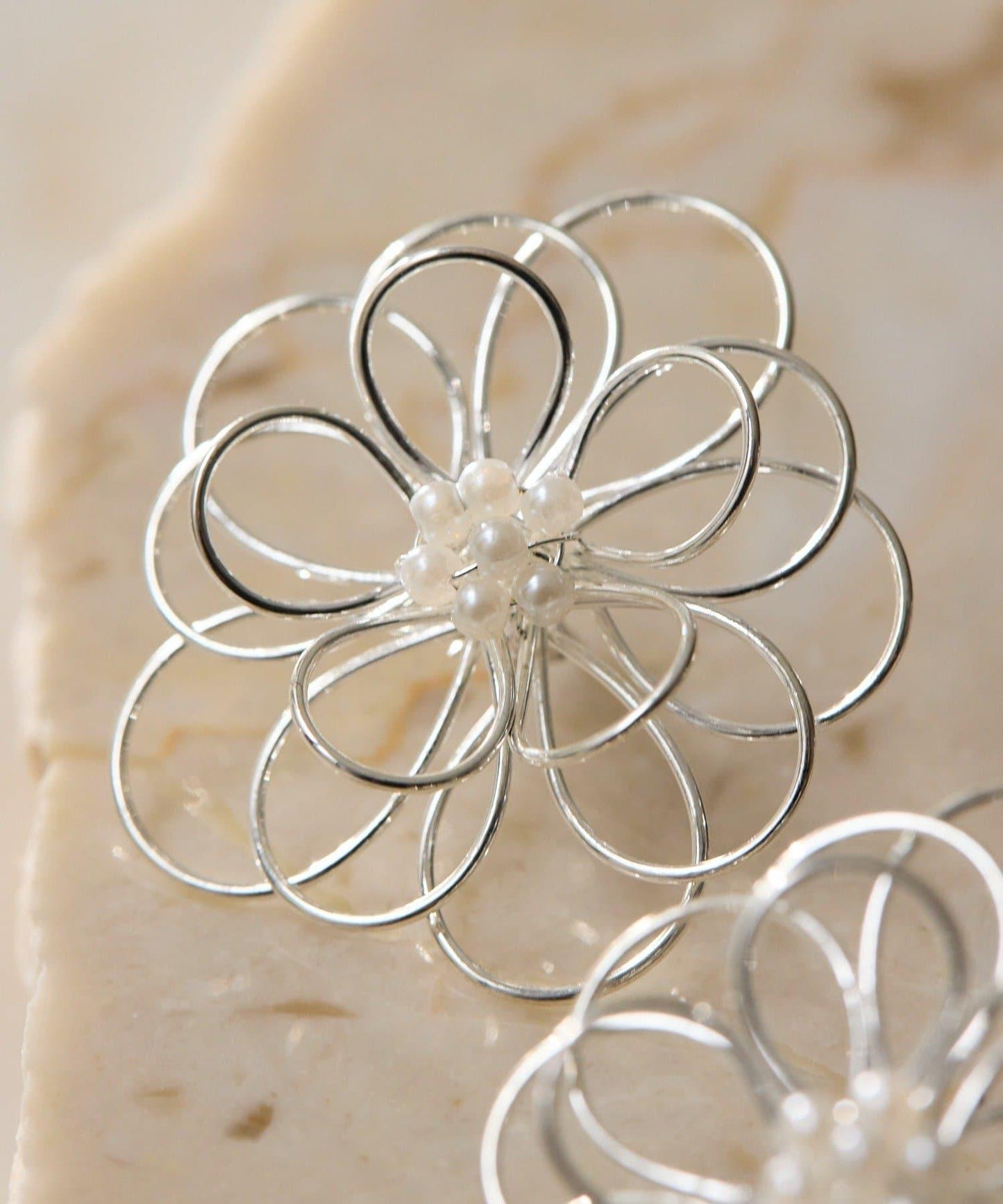 花朵珍珠金屬線設計耳環