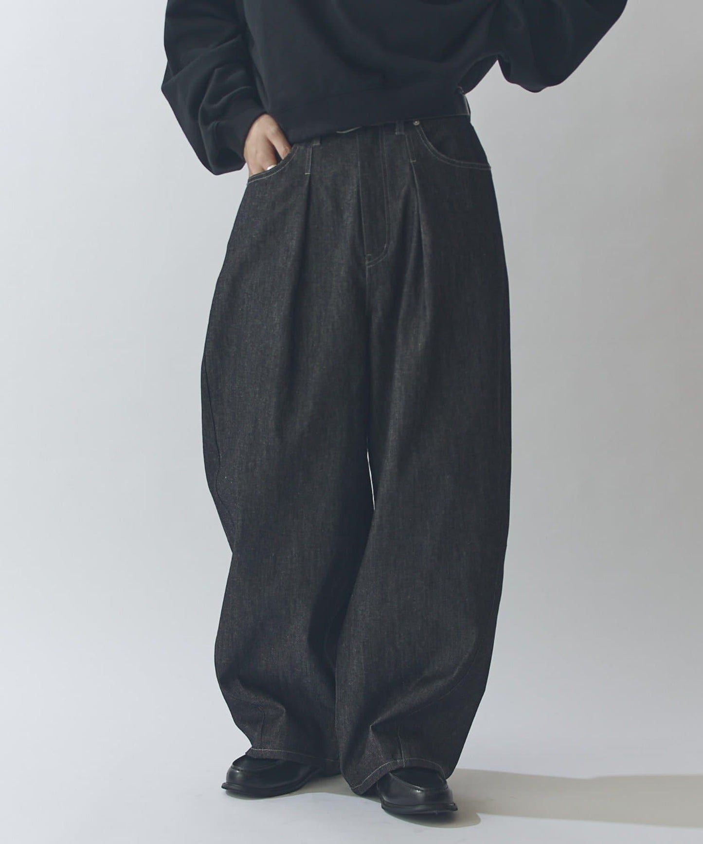 硬挺塔克設計氣球廓形牛仔褲