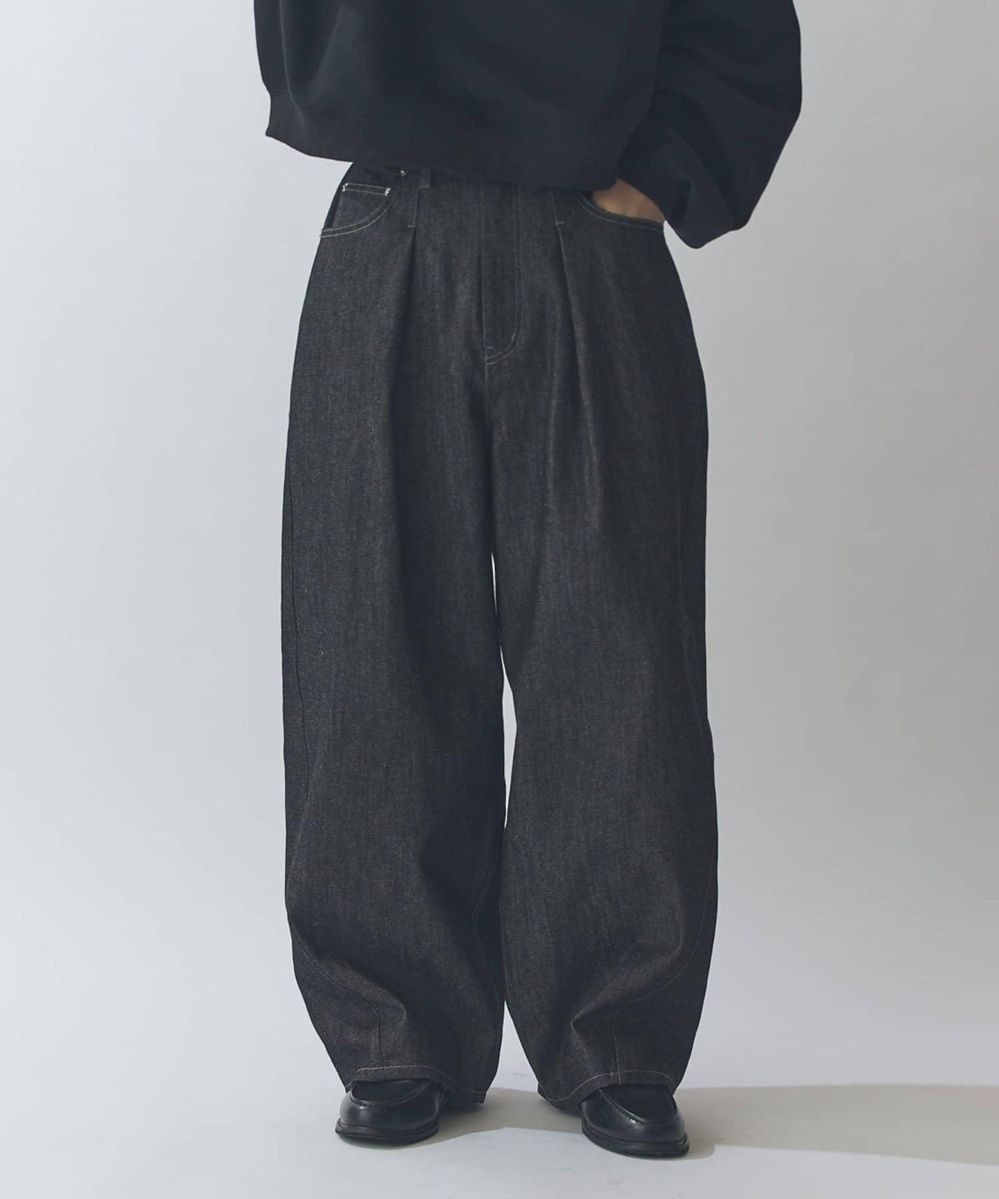 硬挺塔克設計氣球廓形牛仔褲