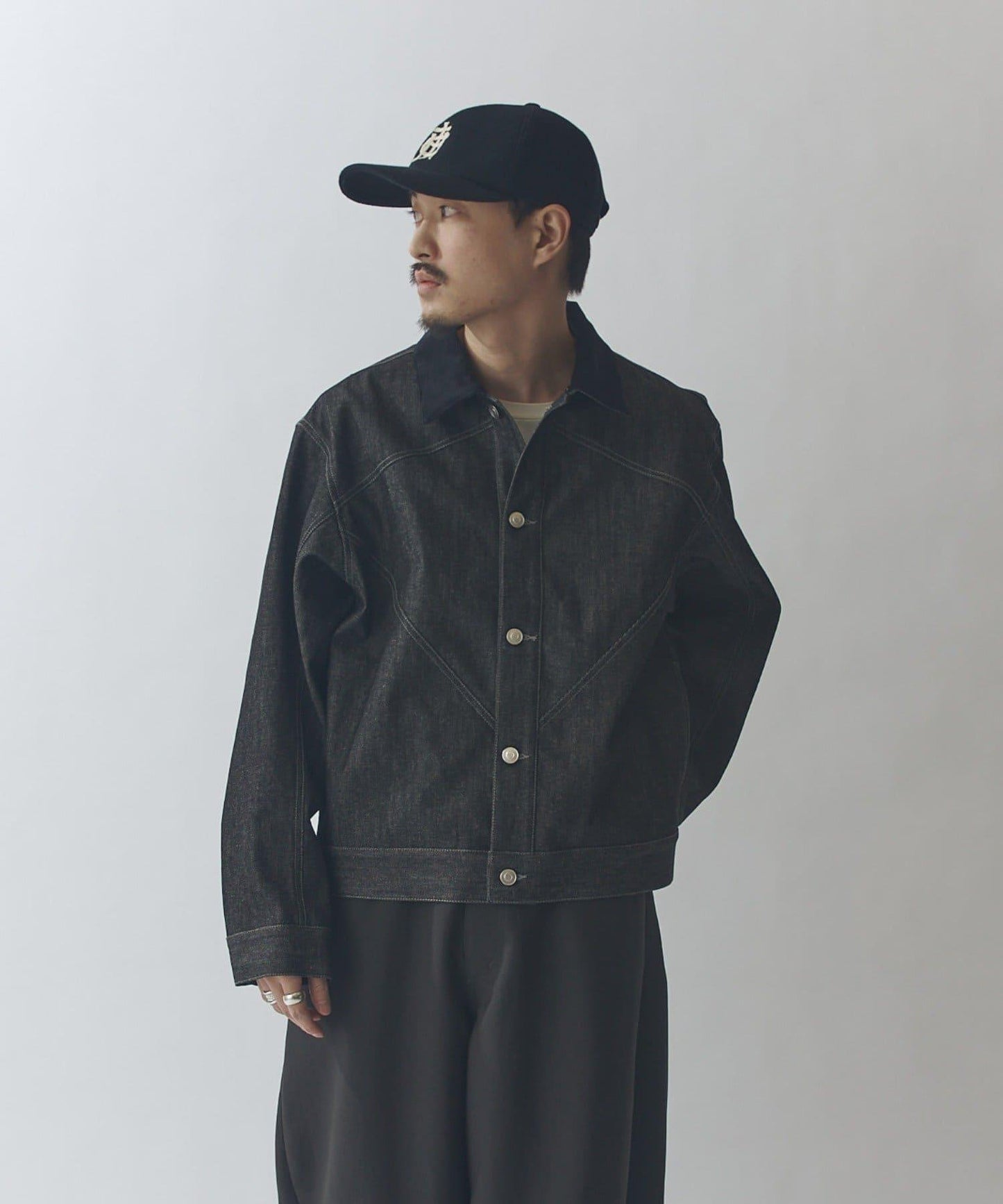 剛挺方廓形 牛仔材質 牛仔夾克