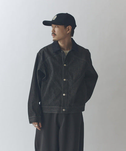 剛挺方廓形 牛仔材質 牛仔夾克
