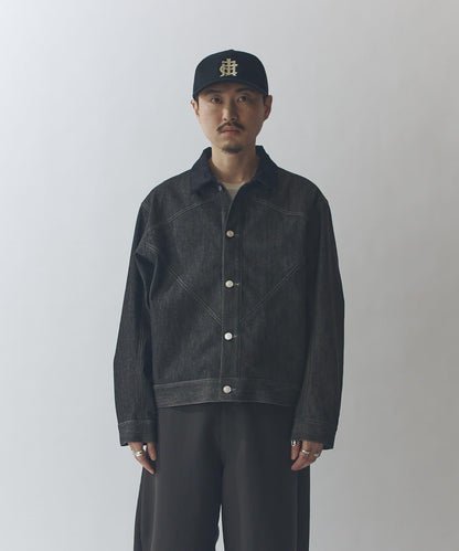 剛挺方廓形 牛仔材質 牛仔夾克