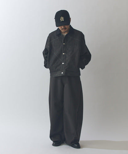 剛挺方廓形 牛仔材質 牛仔夾克