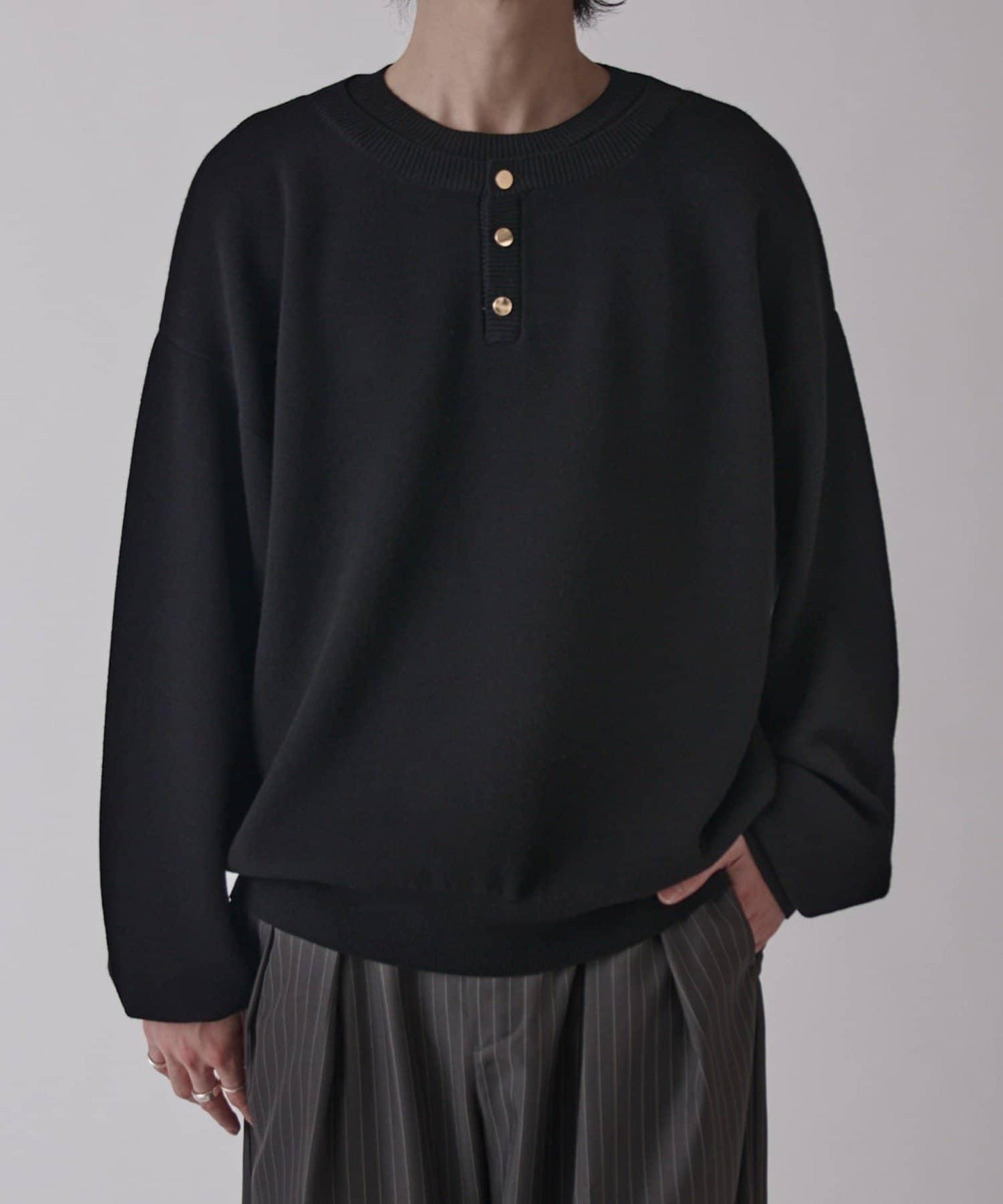 疊穿設計亨利領上衣