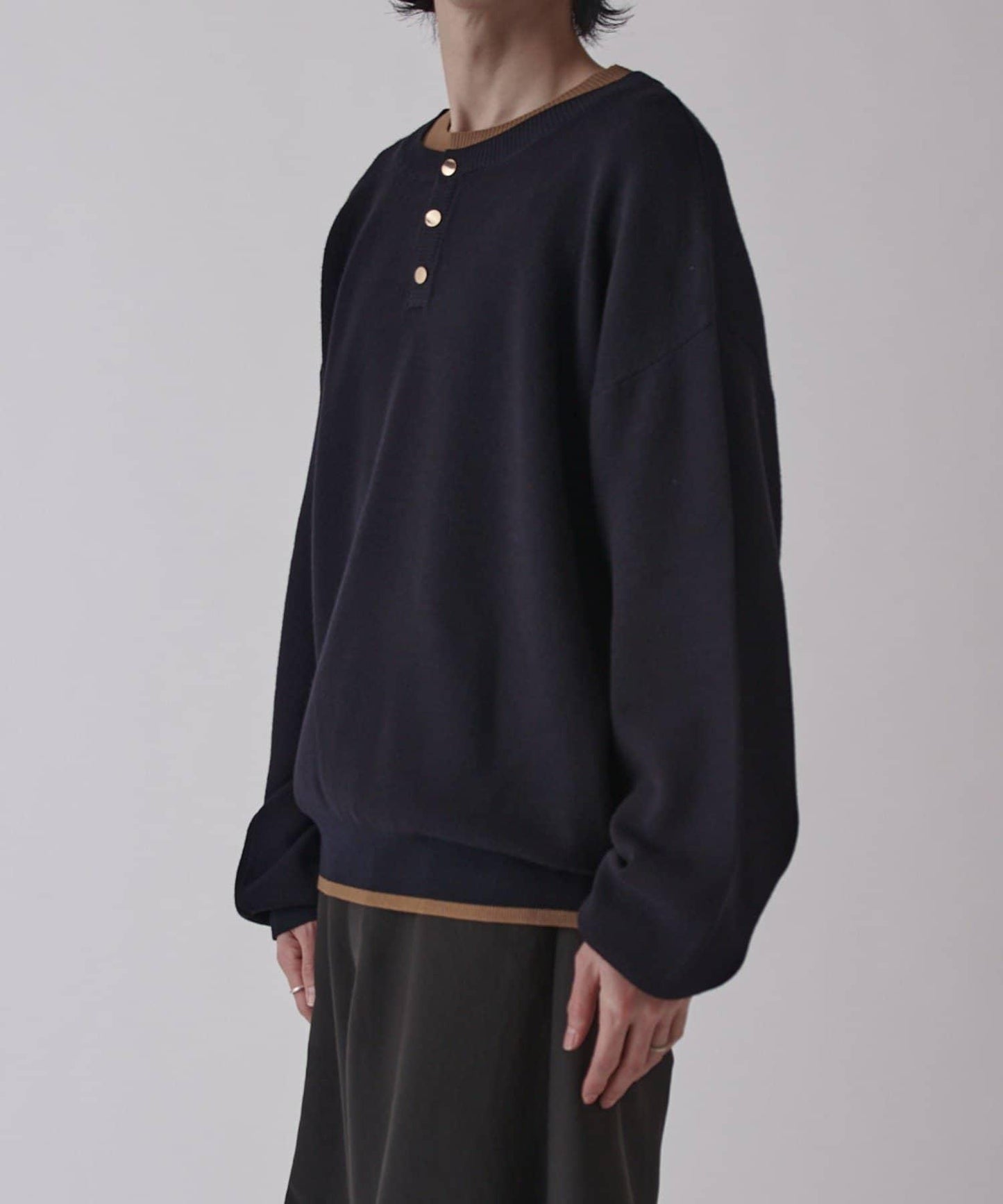 疊穿設計亨利領上衣