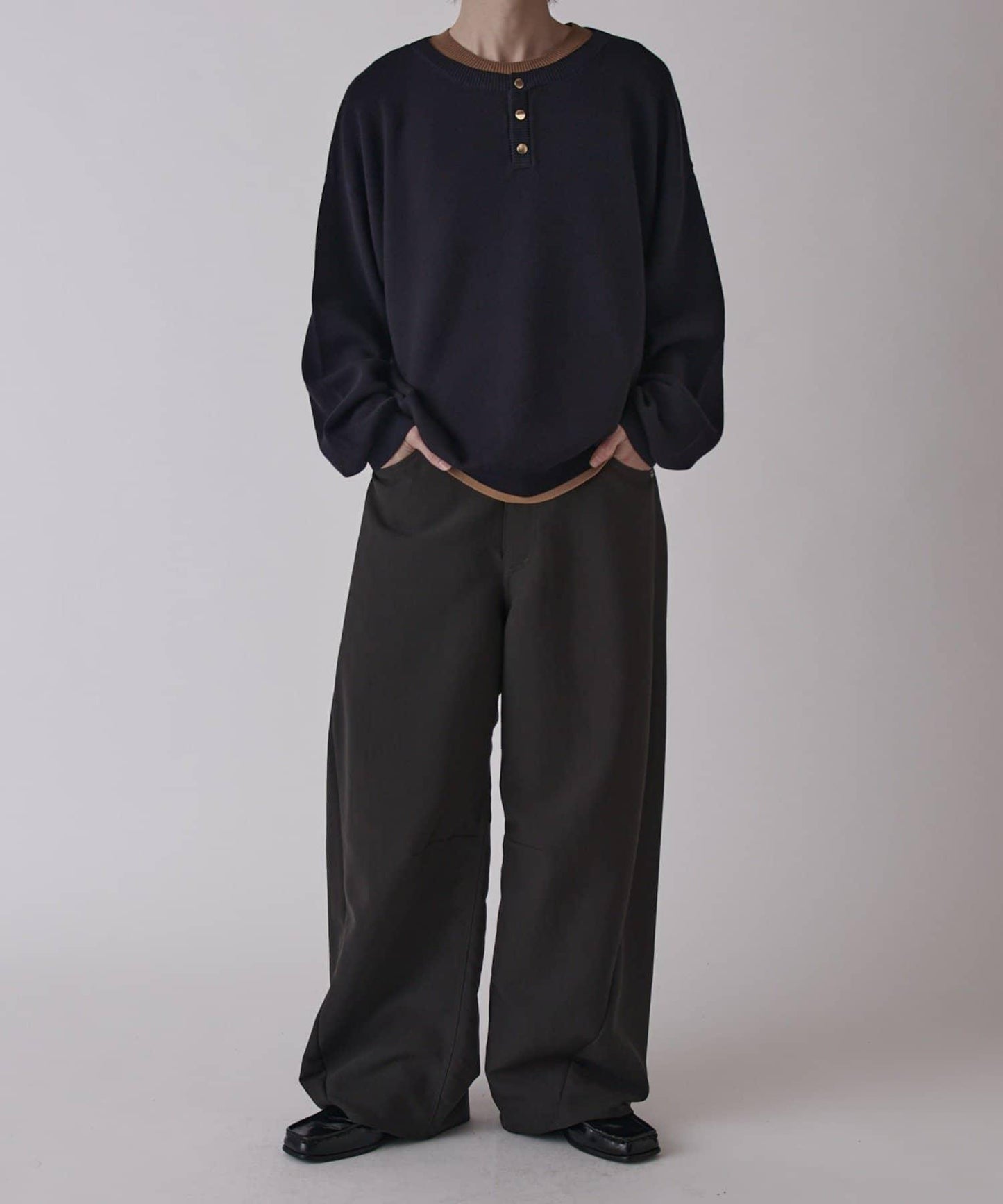 疊穿設計亨利領上衣