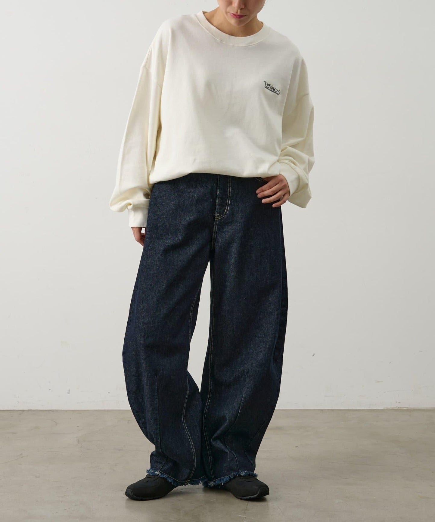 單點刺繡 圓領 衛衣