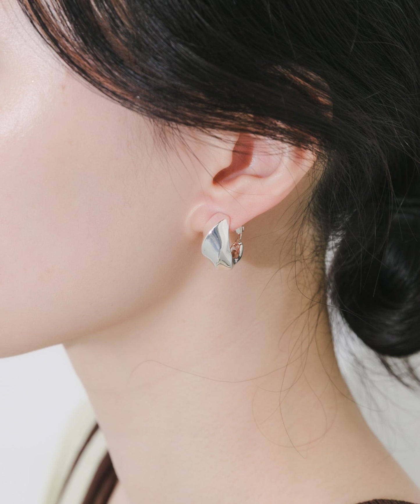 金屬寬版扭紋圓環耳飾