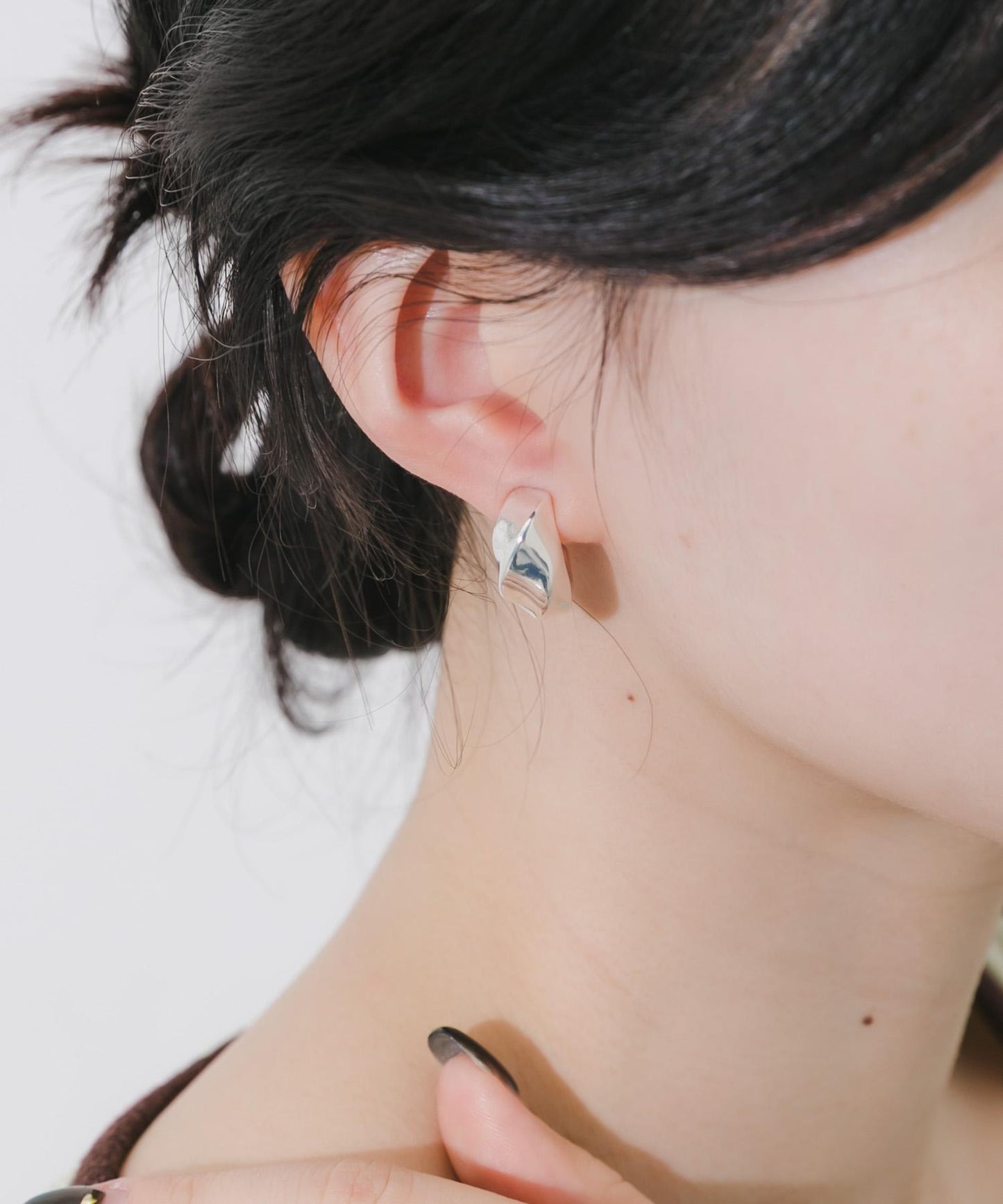 金屬寬版扭紋圓環耳飾