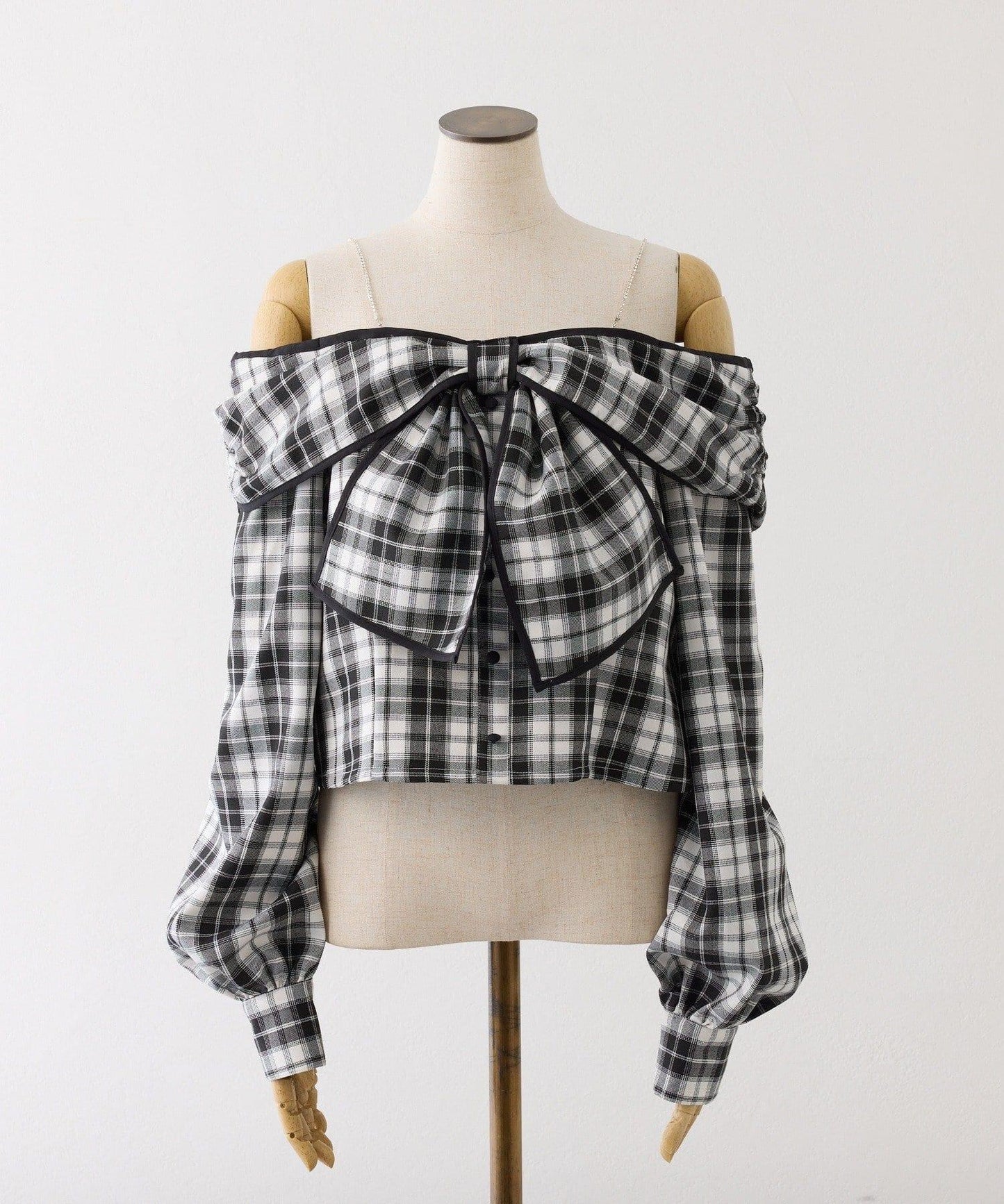 肩部亮飾蝴蝶結設計露肩上衣