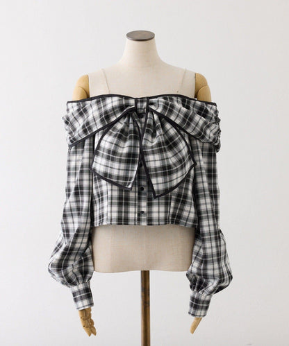 肩部亮飾蝴蝶結設計露肩上衣