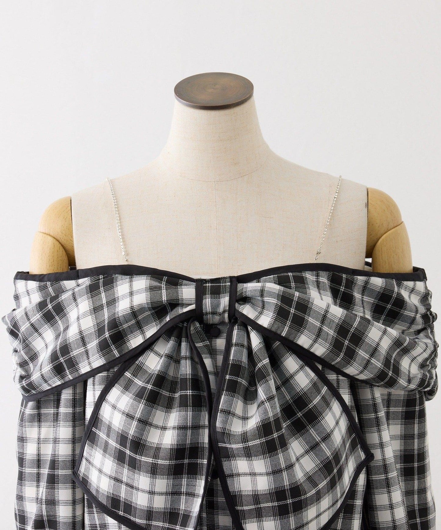 肩部亮飾蝴蝶結設計露肩上衣