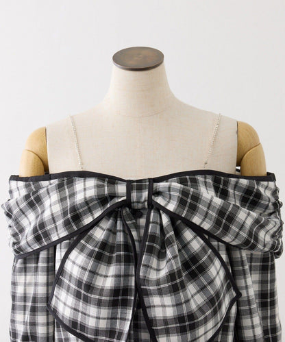 肩部亮飾蝴蝶結設計露肩上衣