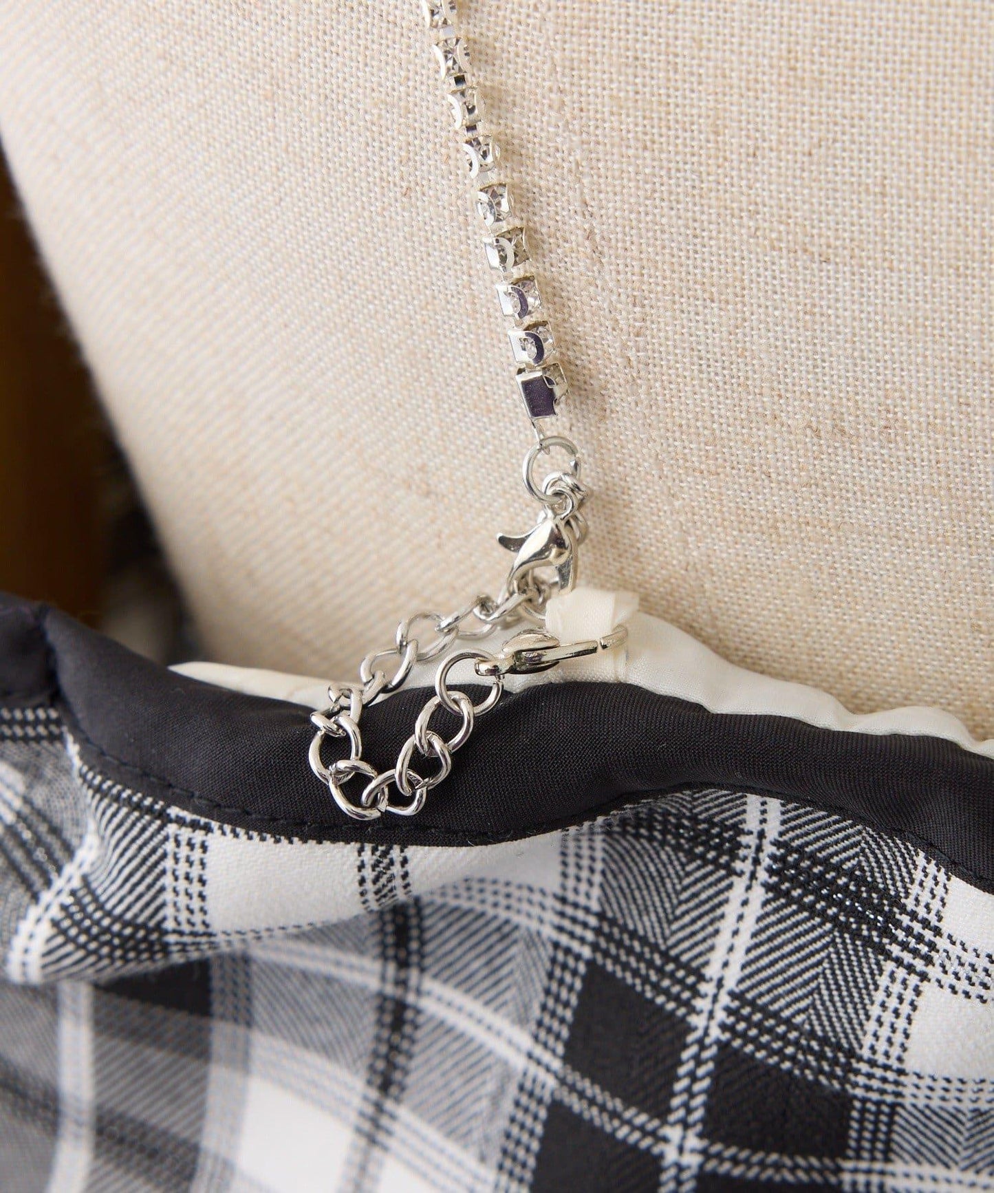 肩部亮飾蝴蝶結設計露肩上衣