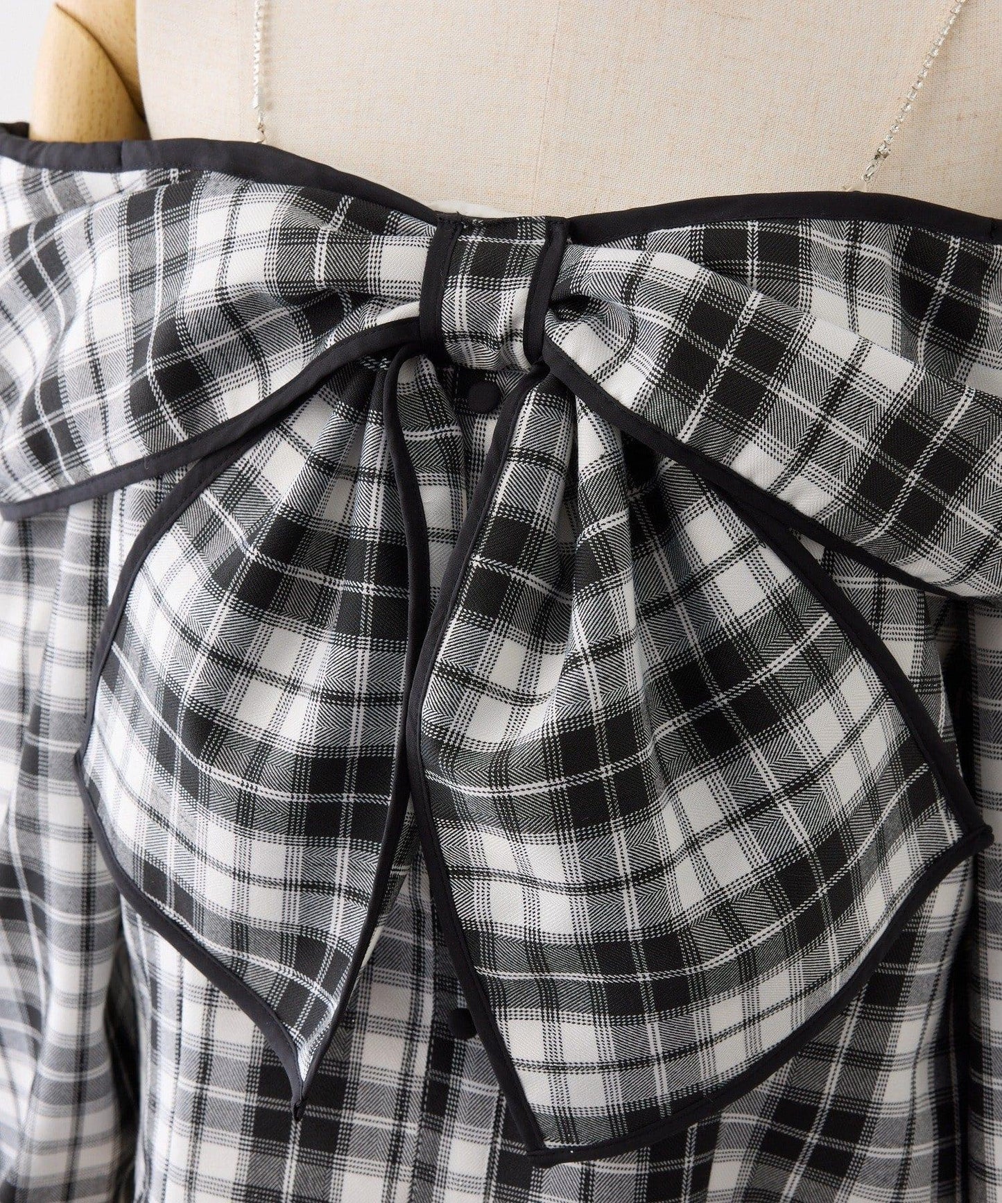 肩部亮飾蝴蝶結設計露肩上衣