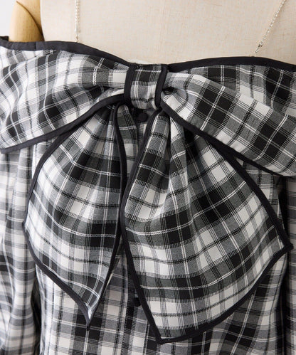 肩部亮飾蝴蝶結設計露肩上衣